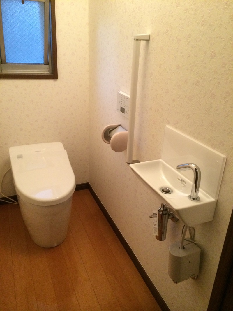 トイレリフォーム タンクレストイレに手洗い場をプラス！ 床と壁紙も張替えてトイレ空間丸々リフォーム