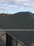 高圧洗浄前の屋根です。全体的に黒い汚れが付着しています。このまま年数が経っていくと黄色や白い汚れなどがでてきます。