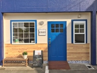 完成です。ドアと窓枠の青がアクセントになりかわいらしいカフェが
出来上がりました。