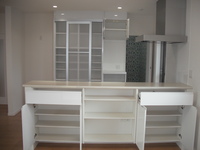 キッチン背面収納、中間の棚板は可動式なので
いろいろなサイズに調節可能です。
右奥にはパントリーが２畳分あります。
