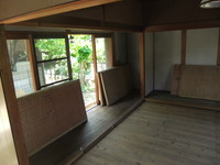 既設　和室８帖に縁側が付いていて、外部に木のガラス建具がついていました。