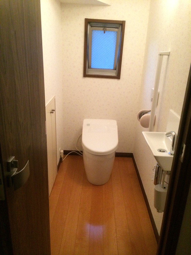 トイレリフォーム タンクレストイレに手洗い場をプラス 床と壁紙も張替えてトイレ空間丸々リフォーム
