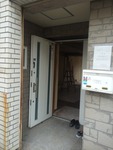 玄関リフォーム前  　　　　　　玄関扉は取り外して撤去し、周りの枠のうえから新たな枠、扉を取り付けする工法にて工事することにしました。