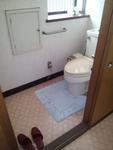 リフォーム前　トイレです。　　　　　　　床はクッションフロアー、壁、天井はクロスが貼ってありました。