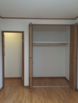 ２枚扉のクローゼットです。
中の棚やハンガーパイプは他にも様々なタイプがあり、自分の理想の収納スペースにすることができます。