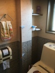 トイレは座って立ち上がるために便器の右側、左側の両方にタテに取付しました。
