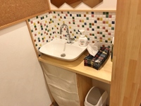 トイレの手洗いは白を基調としたモザイクタイルを使用し
店舗内とはまた違った、清潔感のある空間になりました。
掲示物スペースもコルクボードで作成してあります。