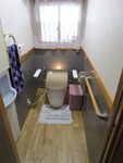 ＜工事後＞
新しいアームレスト付のトイレです。
フタの色も沙金（サキン）色で落ちつきのあるトイレです。
床・トイレと同じくトイレの換気扇も取替しました。